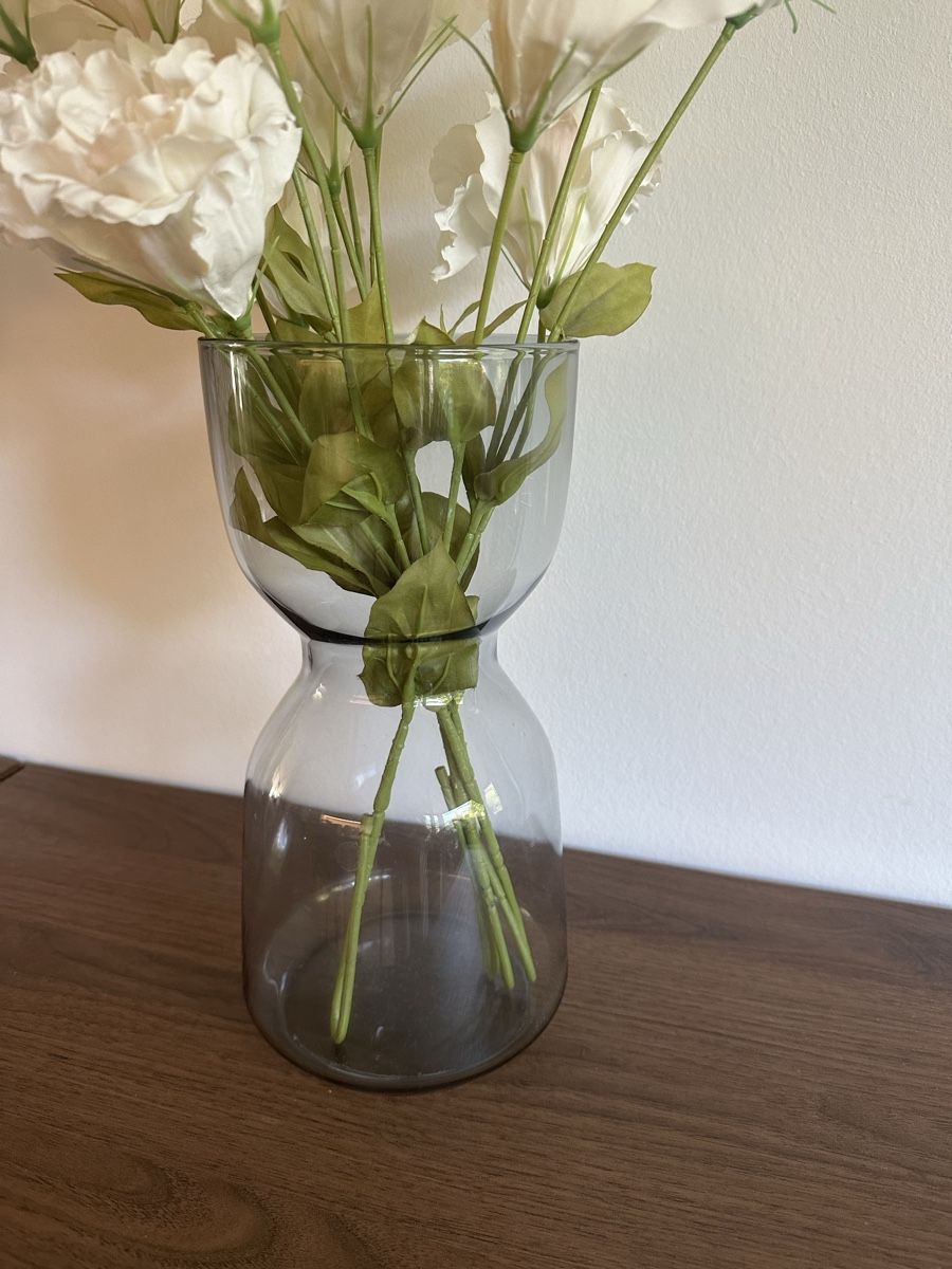 Ikea Vasen & Gefässe: Glasvase in rauchgrau mit markanter Sanduhrform – Gebraucht aus Basel von yac_h5js 1