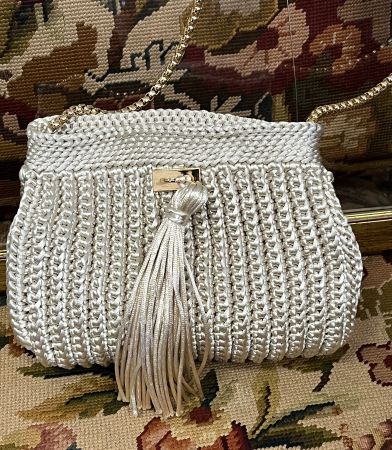 Elegante Tasche -  gehäkelt, goldfarben, mit Kette, neu