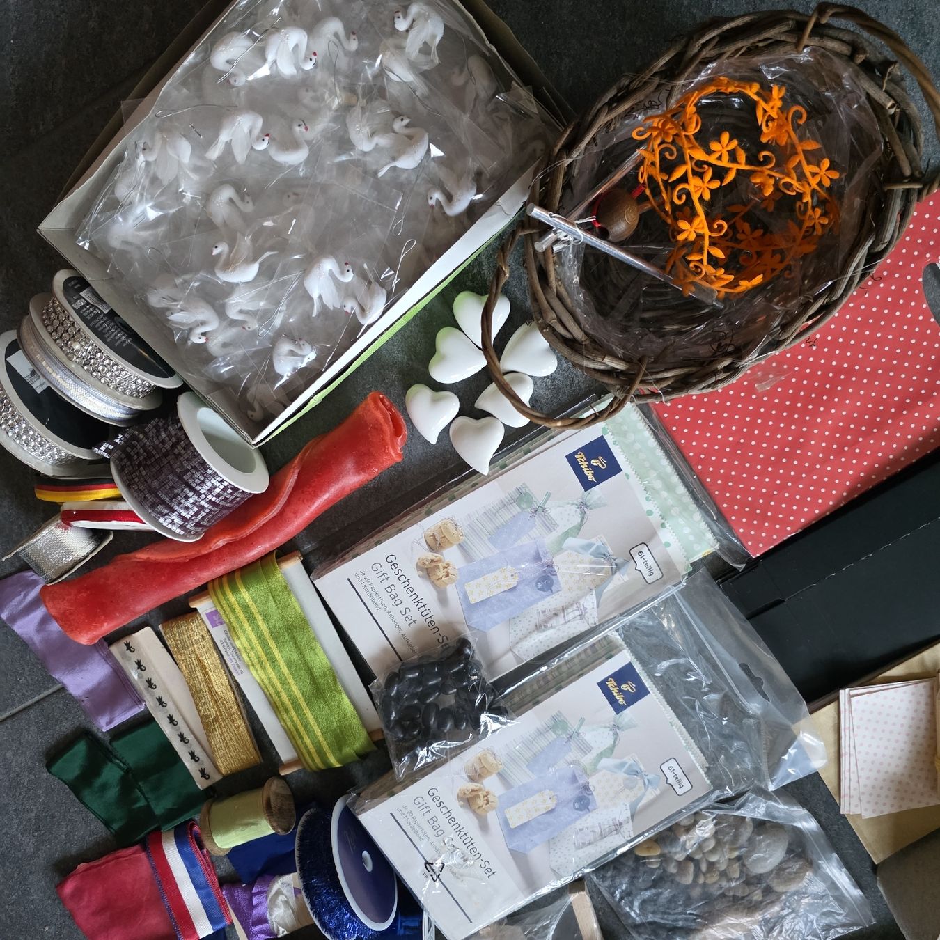 Kit bricolage: Bastelset Gross: Geschenkbaender, Deko, Steine u.v.m. – Nuovo (secondo la descrizione) da Rheinsulz venduto da Gilea 1