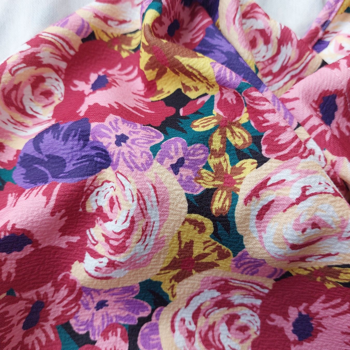 T-shirt: Shirt mit Puffärmeln mit Blumenmuster – Nuovo e nell'imballaggio originale da Muri AG venduto da ReBoutique 5