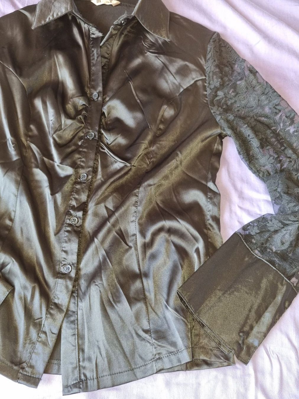 Blusen: Bluse Satin mit Spitzenärmeln Gr.M schwarz – Gebraucht aus geroldswil von Gumball1 1