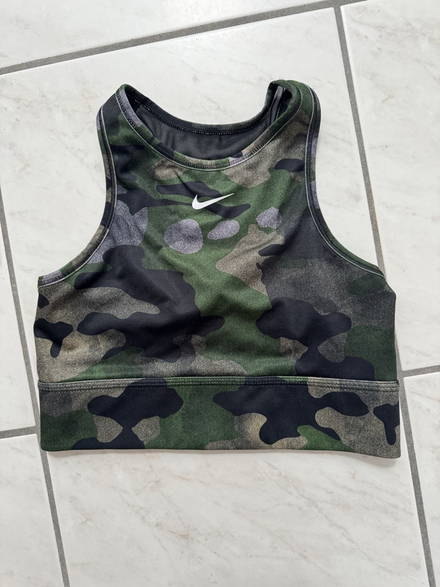 Nike Tops: Nike top sportivo S – Gebraucht aus Porza von kaj_d5q7