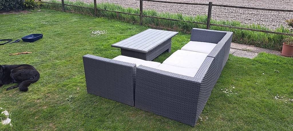 Sofas: Canapé de jardin avec table et coussins – Gebraucht aus MURAZ von hexachris 1