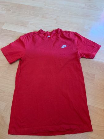 Joli t-shirt rouge Nike taille xs