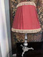Zinn Tischlampe mit rotem Stoffschirm und Metallfuß