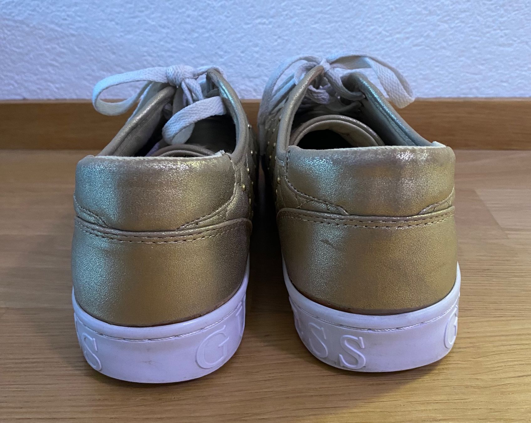 Guess Scarpe da donna: Guess Sneaker Gr.38 – Usato da Herisau venduto da Seyashop1 2
