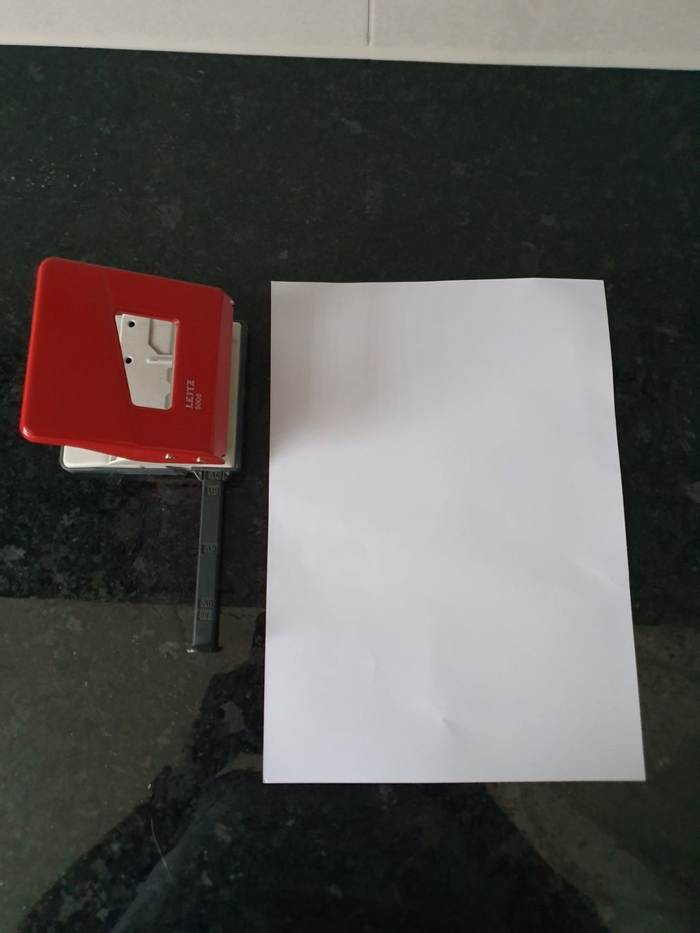 Leitz Alle Werkzeuge: Original Leitz Locher 5008 Bürolocher (rot) – Gebraucht aus Zürich von  4