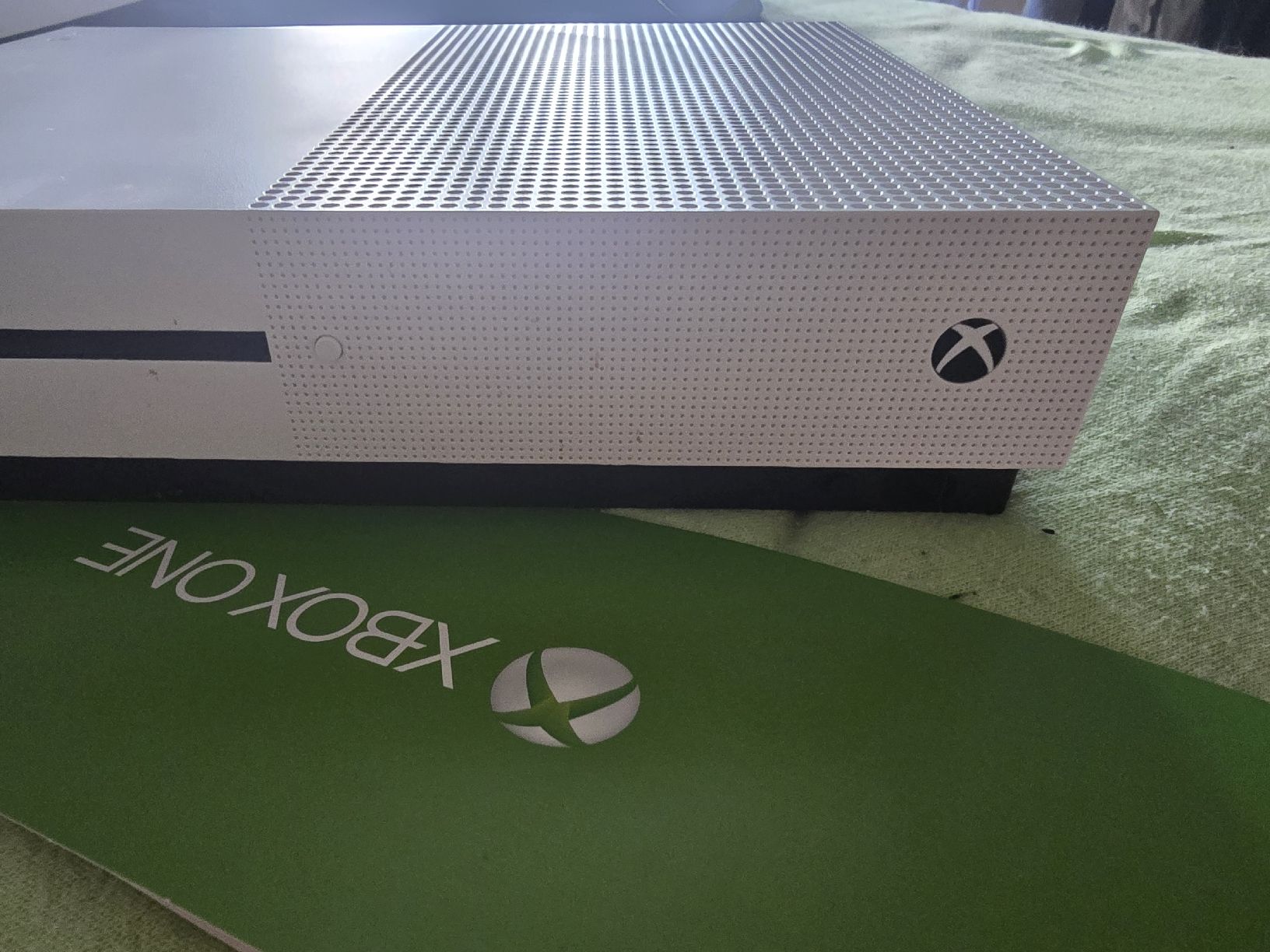 Microsoft Console: Xbox One S neuwertig +2 Spiele – Nuovo (secondo la descrizione) da Solothurn venduto da kev_rj29 1