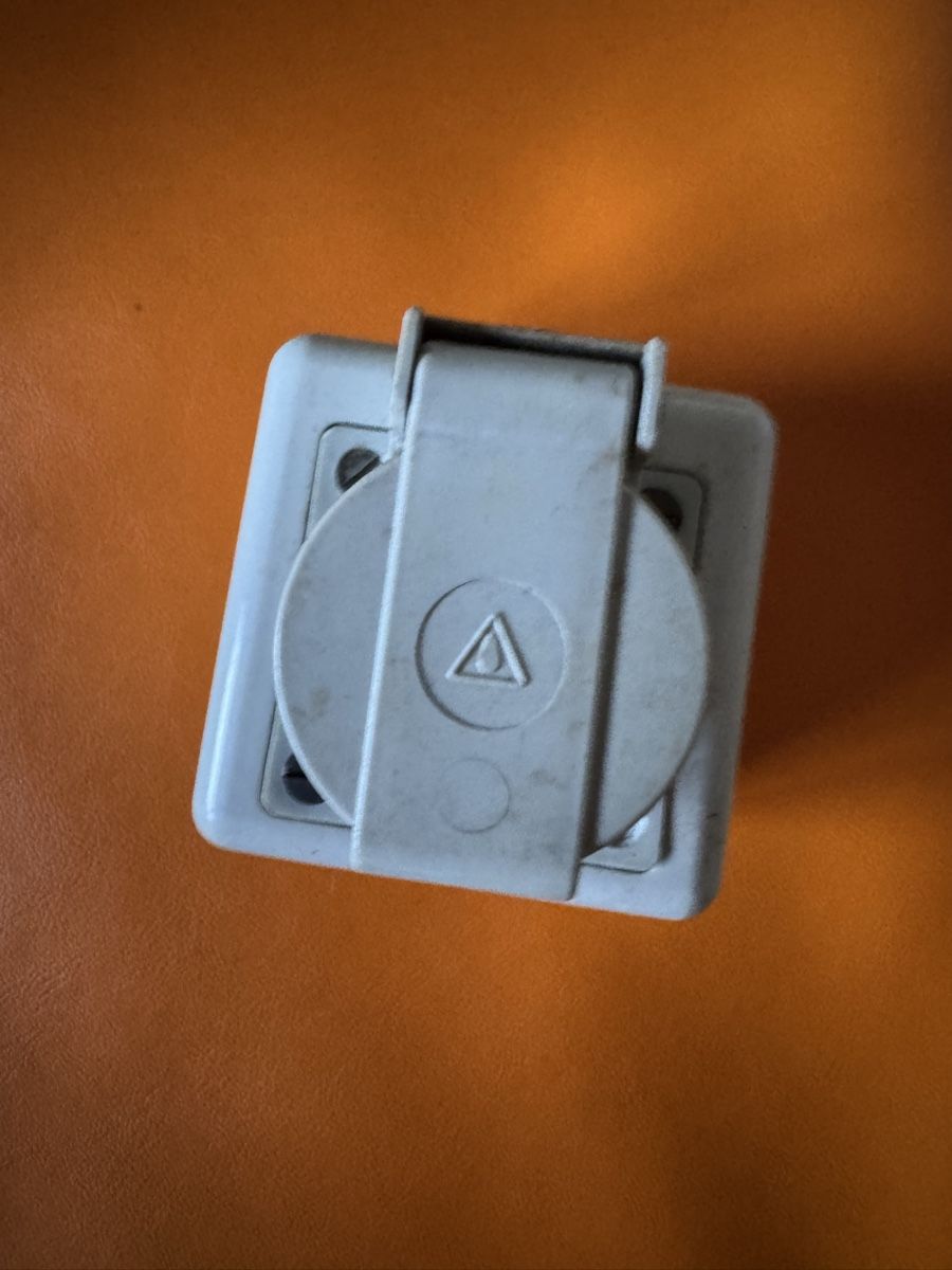 Componenti elettronici: Diverse Elektro-Stecker – Usato da Oberentfelden venduto da Judyku 3