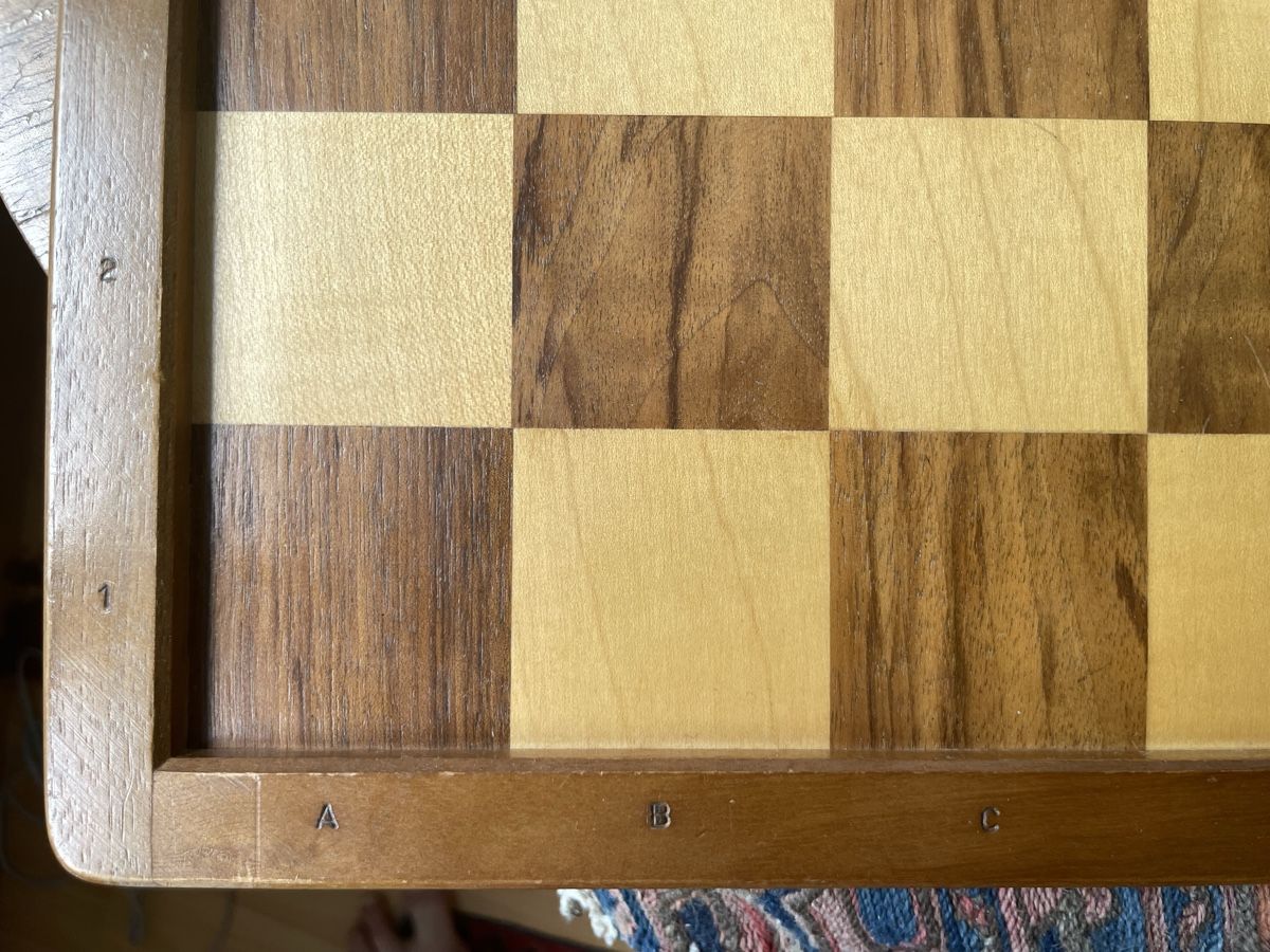 Giochi: Grand échiquier en noyer et érable   – Usato da Biel/Bienne venduto da Galaq 2