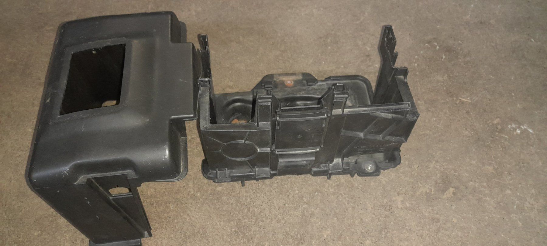 Tutti pezzi di ricambio auto: Batteriekasten Golf4/Bora – Usato da Cham venduto da vento9