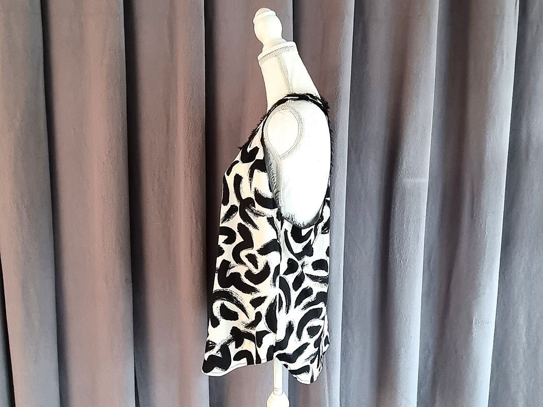 H&M Top: H & M Schwarz - Weisses Top – Usato da Urtenen-Schönbühl venduto da Restwert_Schoenbuehl 1