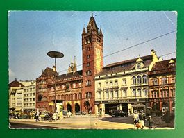 Basel - Marktplatz mit Rathaus - belebt