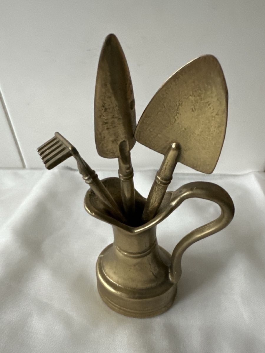 Alle Dekorationen: Messing Krug mit Gartengeräte Deko Vintage – Gebraucht aus Zürich von Chaeffeler