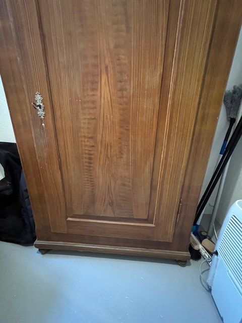 Armadi: Alter Holzschrank – Usato da Winterthur venduto da woodenhiller68 2