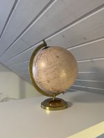 Dekorativer RosaGlobus mit Gold-Standfuss