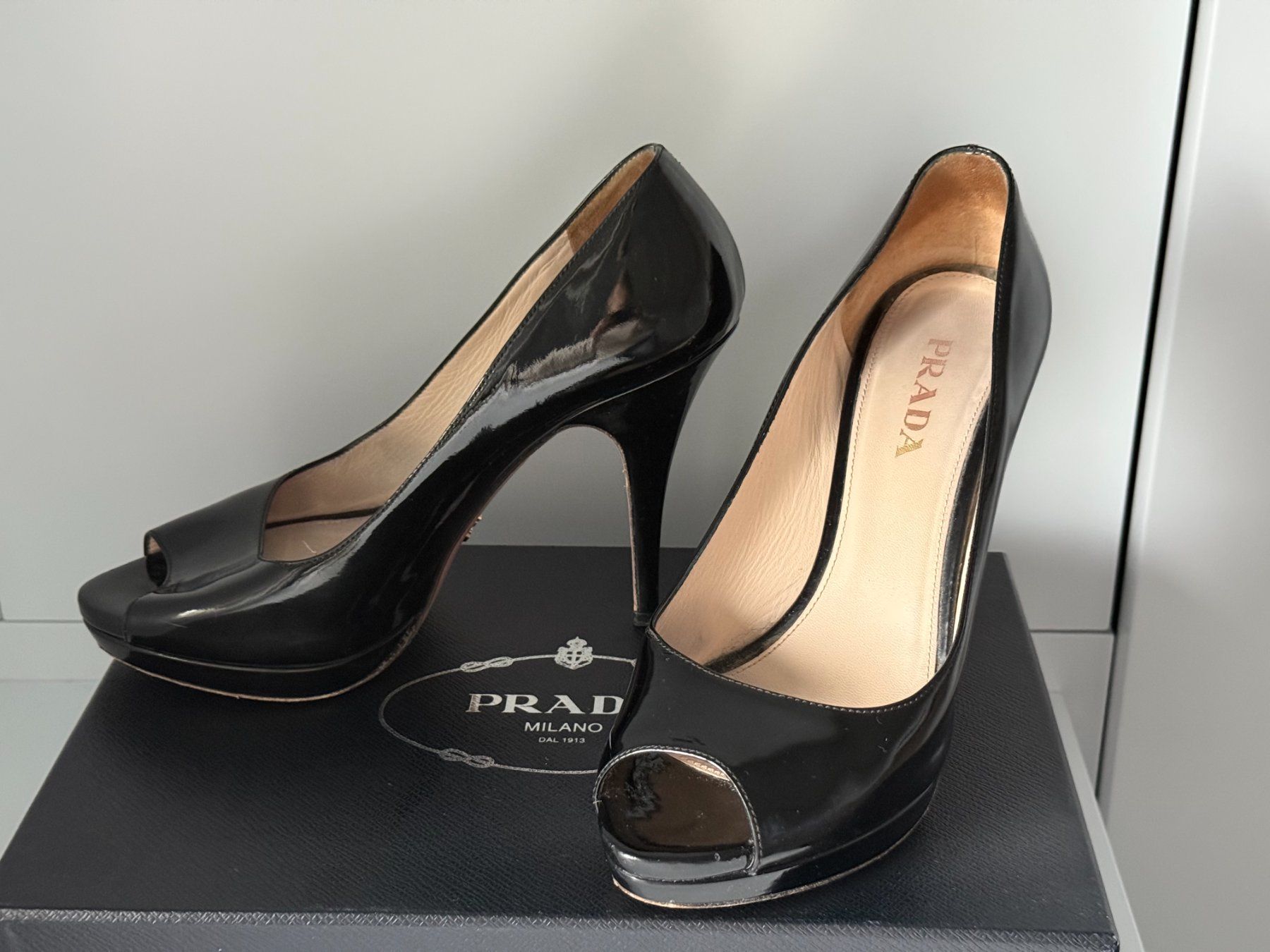 Prada Scarpe da donna: Prada High Heels Lackschuhe Peeptoe Gr. 38 schwarz – Usato da Horgen venduto da tsp_qr5b