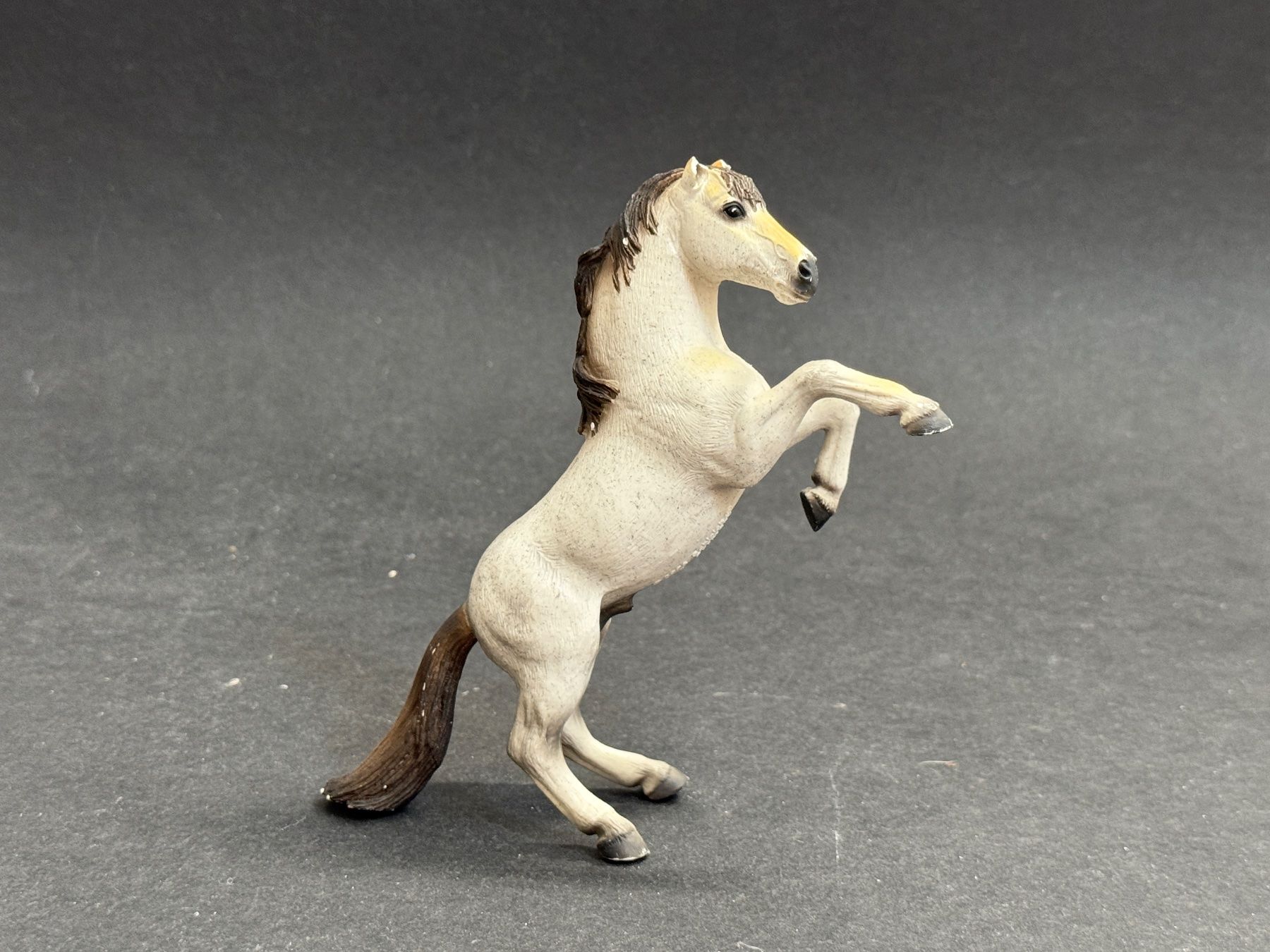 Schleich Statuette: Schleich Mustang Hengst stehend Pferd steigend – Usato da Ennetbaden venduto da mapa05