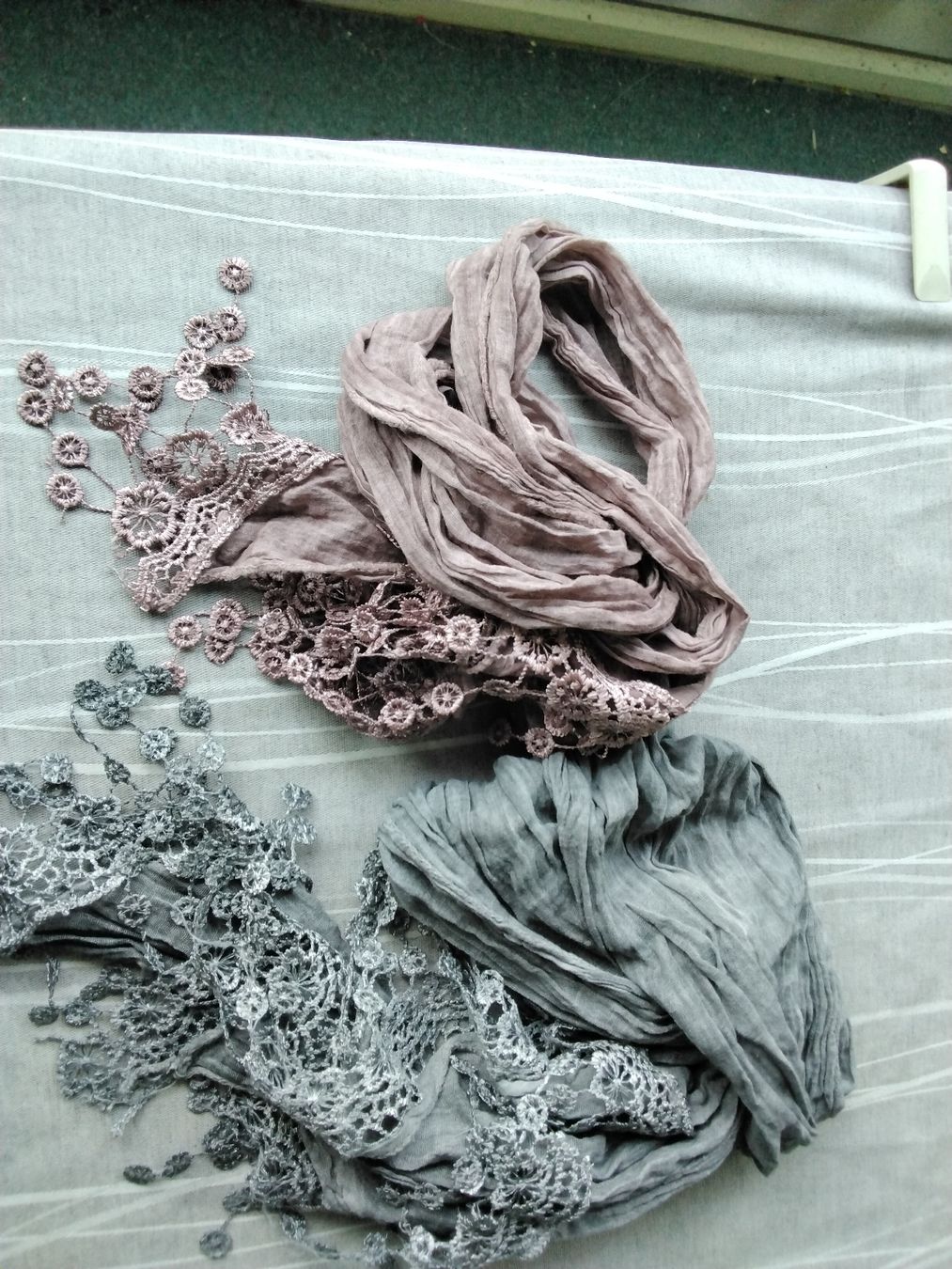 Foulard & Sciarpe: 2 LEICHTE SCHALS GRAU UND LILA – Usato da Biel/Bienne venduto da dasi3 4