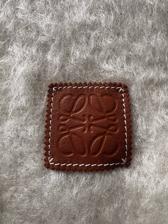 Loewe Foulard & Sciarpe: Schal von Loewe – Nuovo (secondo la descrizione) da Stetten SH venduto da Coco056 2