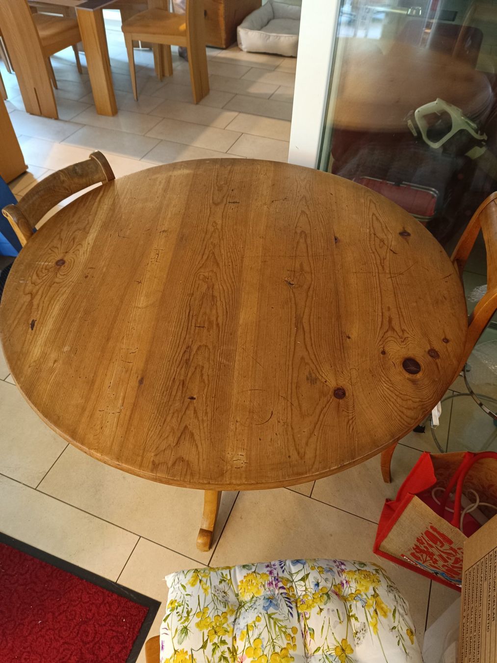 Sedie: 3 Holz Stühle (Stabellen) und ein Tisch – Usato da Dielsdorf venduto da Discus 5