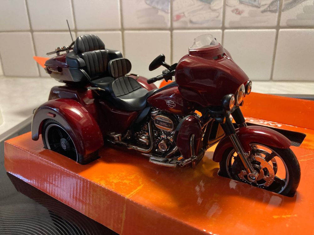Modèle Réduit Maisto CVO Tri-Glide 2021 - Échelle 1:12 - Rouge - Miniature De Voiture