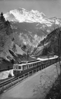 Lauterbrunnental (BE) Zug der Berner Oberland Bahn Jungfrau