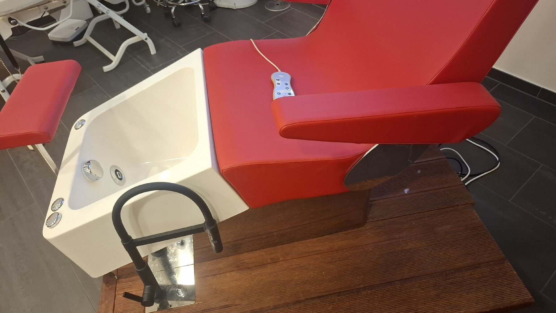 Lettini & sedie per cosmetici: Pedicure Spa Stuhl mit Massagefunktion  – Usato da Gossau SG venduto da zor_k6yd 4