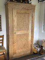 Schrank aus Naturholz