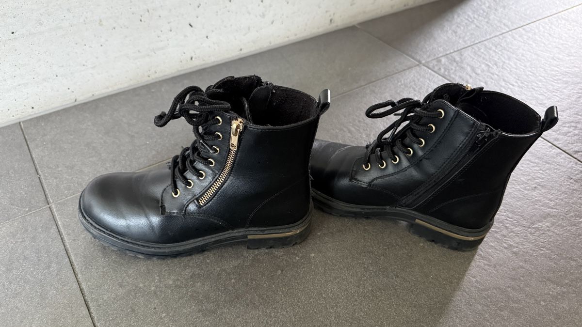 Chaussures filles: Bottines Noires Élégantes avec Fermetures Éclair Dorées – D'occasion à Courtételle par cyrus347 2