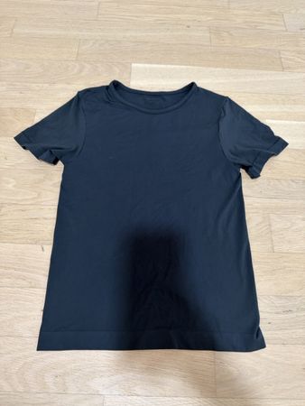 Cleanes SKIMS Tank Top in einem schönen Grau-/Anthrazitton. 