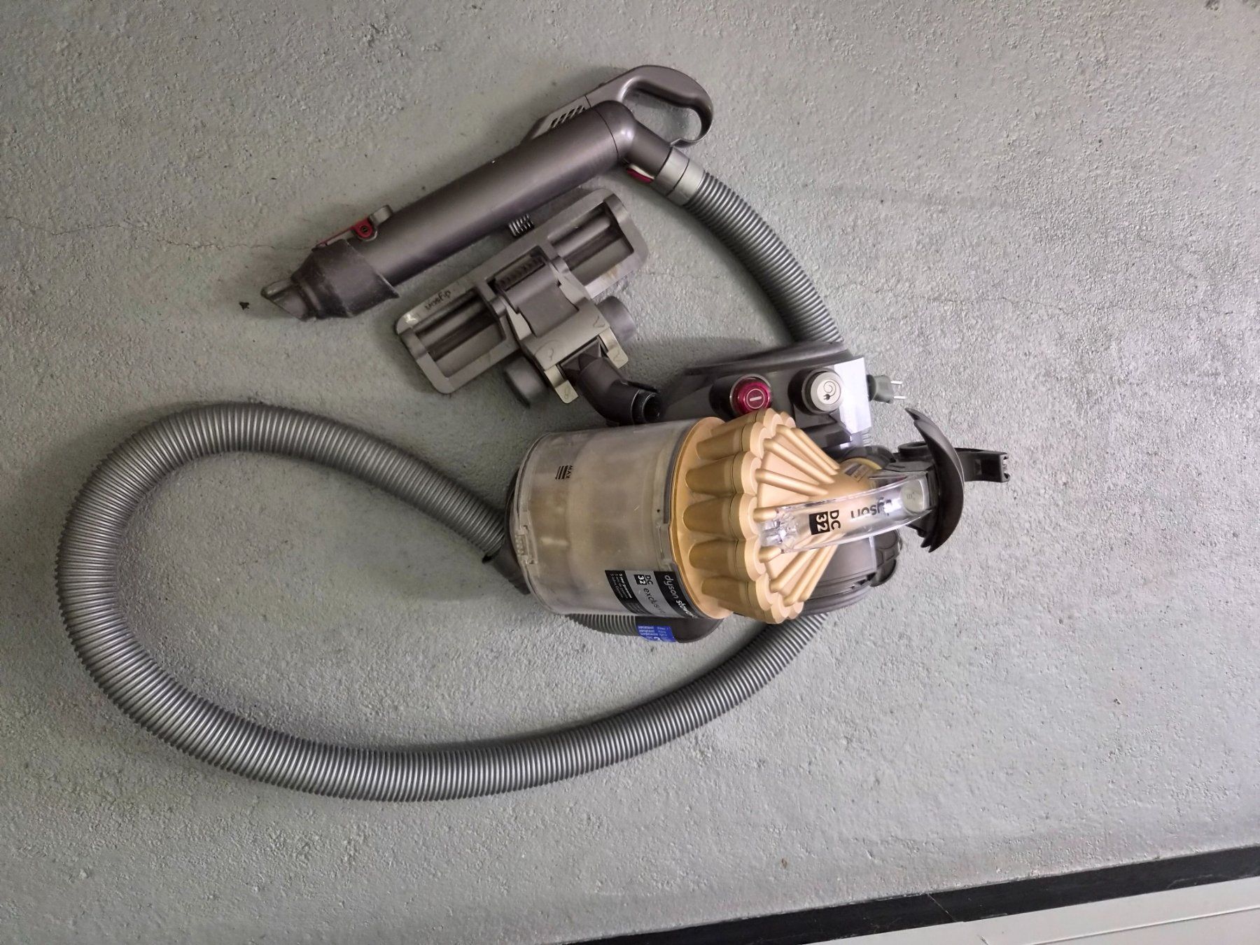 Dyson Staubsauger & Zubehör: Staubsauger Dyson DC32 defekt – Defekt aus Domat Ems von tchnesa 1