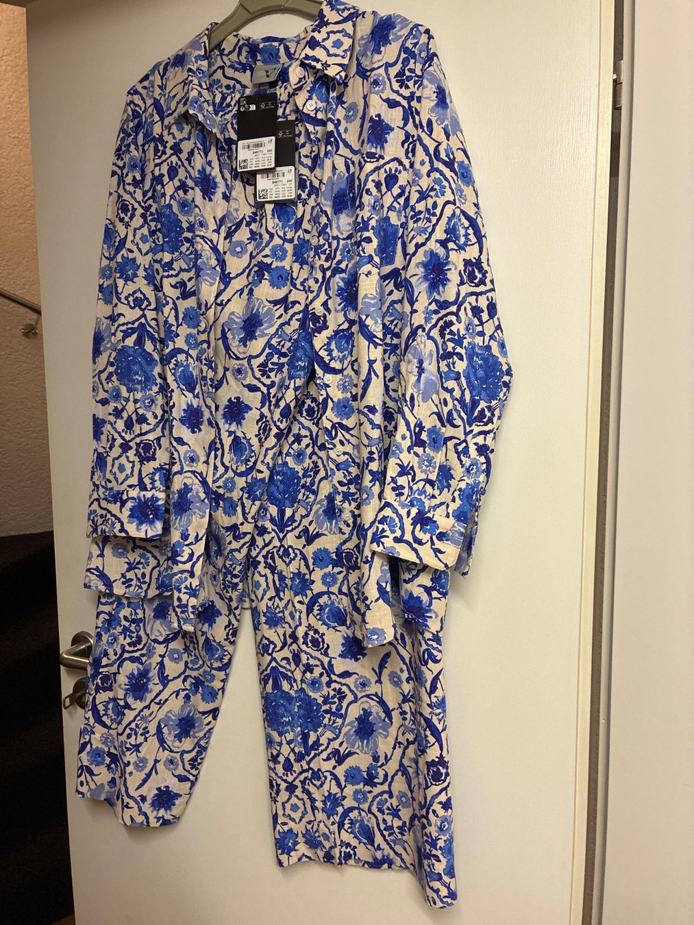 Ulla Popken Pantaloni: Ulla Popken Hose/Bluse blau/weiss gemustert, Grösse XL, neu – Nuovo e nell'imballaggio originale da Reinach BL venduto da santrian