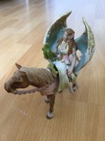 BUNTE ELFE ZU PFERD VOGEL GRÜN SCHLEICH 2006 VITRINENFIGUR