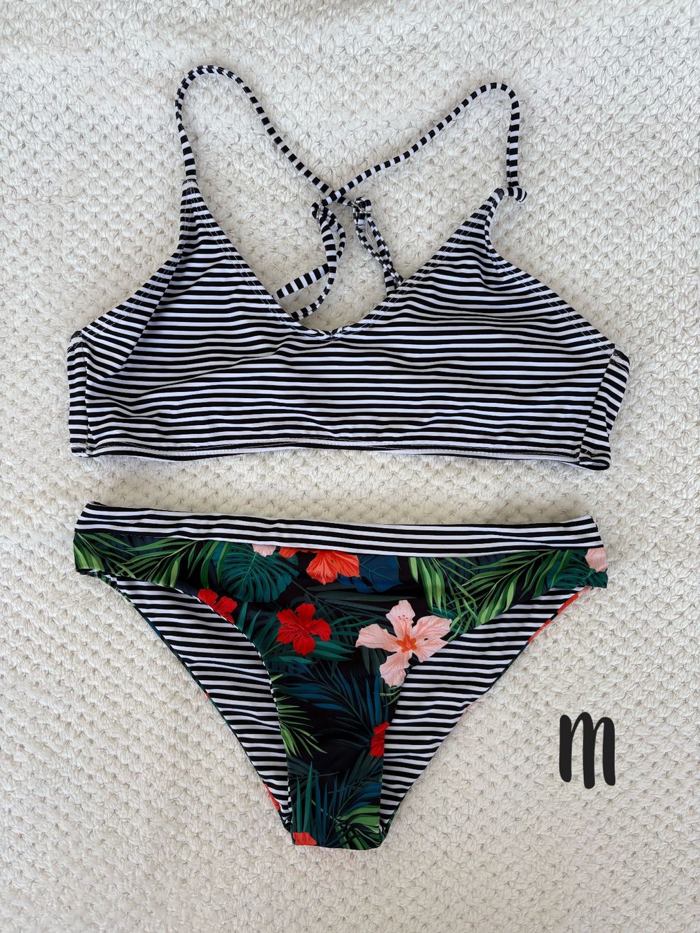 Costumi da bagno & Bikini: Bikini Damen gestreift Blumen Grösse M beidseitig – Usato da Basel venduto da Tierschutz-Flohmi