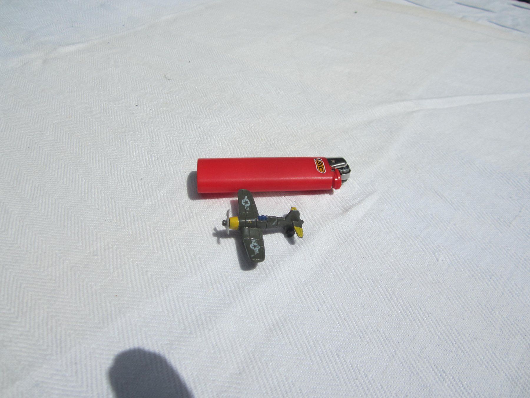 Jouets: Avion miniature vintage – D'occasion à Tramelan par Tors 1