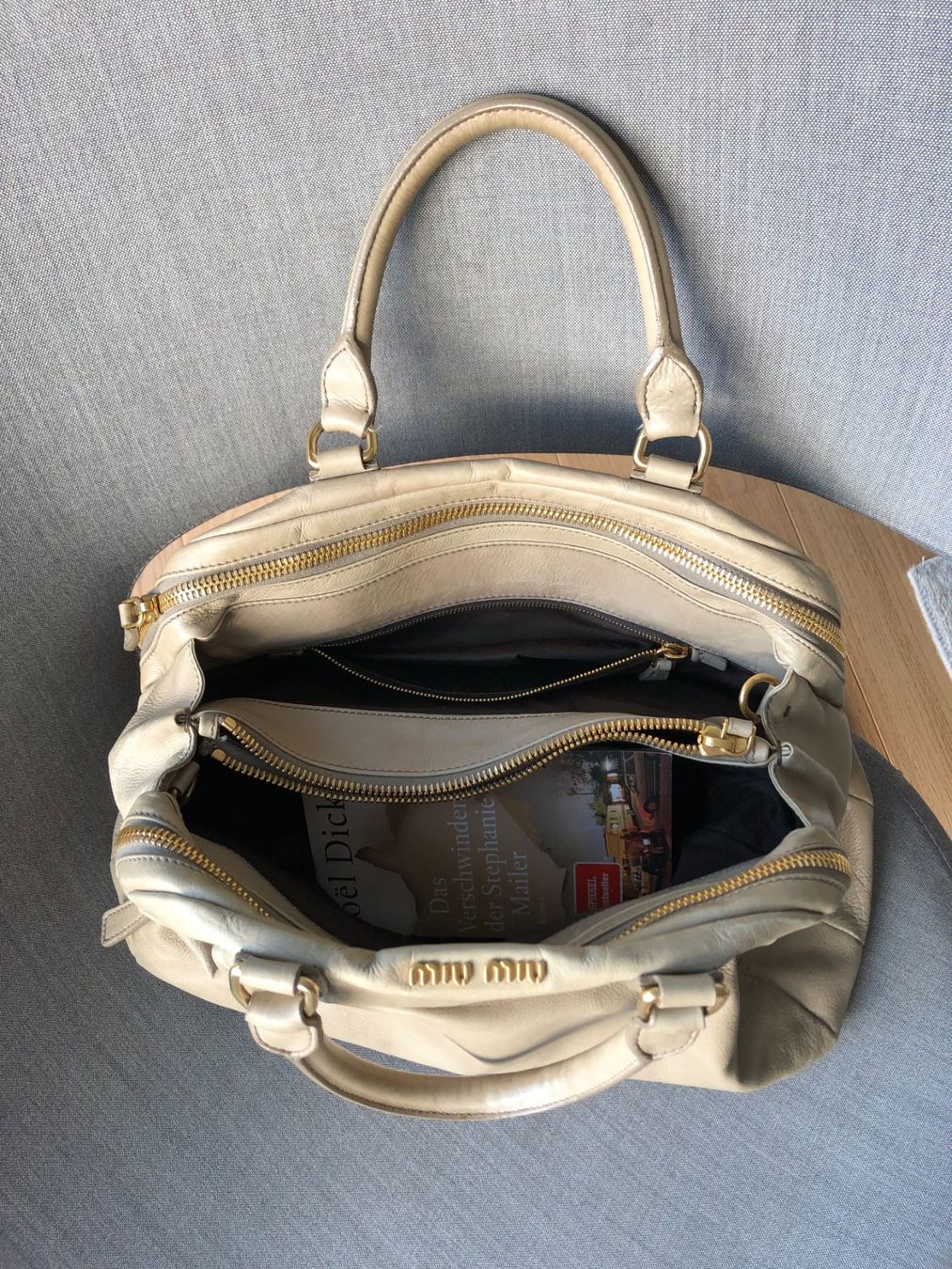 Miu Miu Taschen für Damen: Original Miu Miu Handtasche in beige – Gebraucht aus Visperterminen von  1