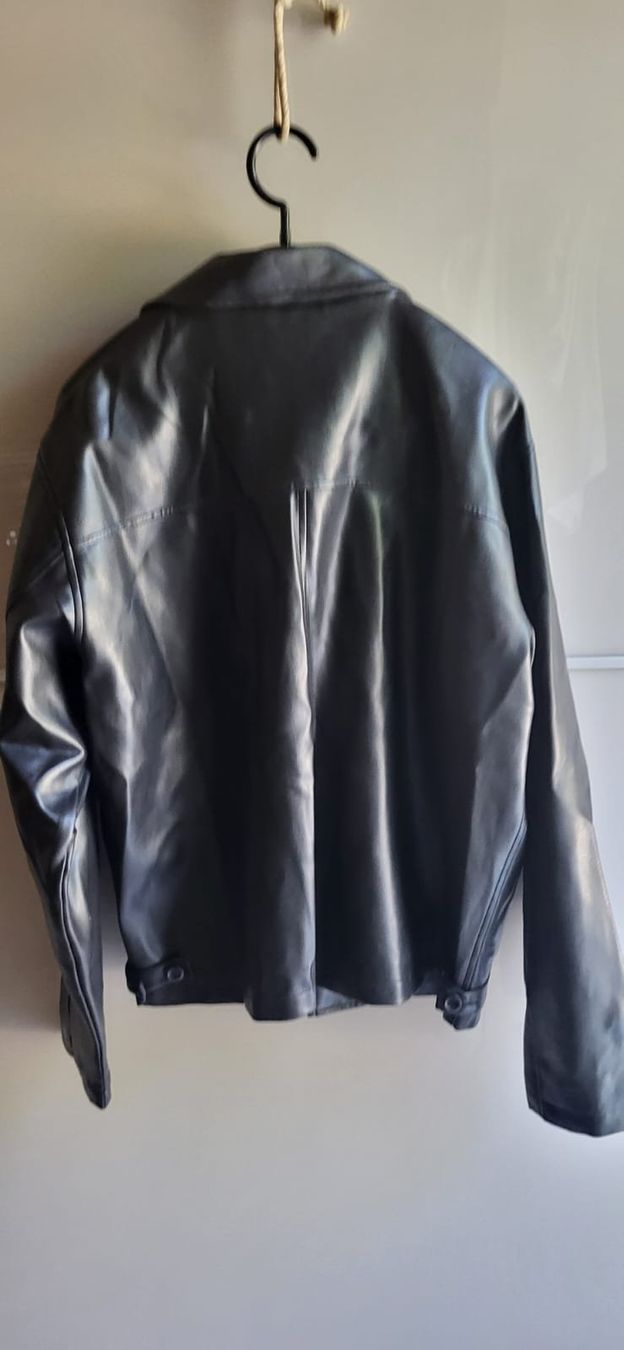 Vestes: Diese schwarze Kunstlederjacke – D'occasion à Curio par mia_vb5z 1