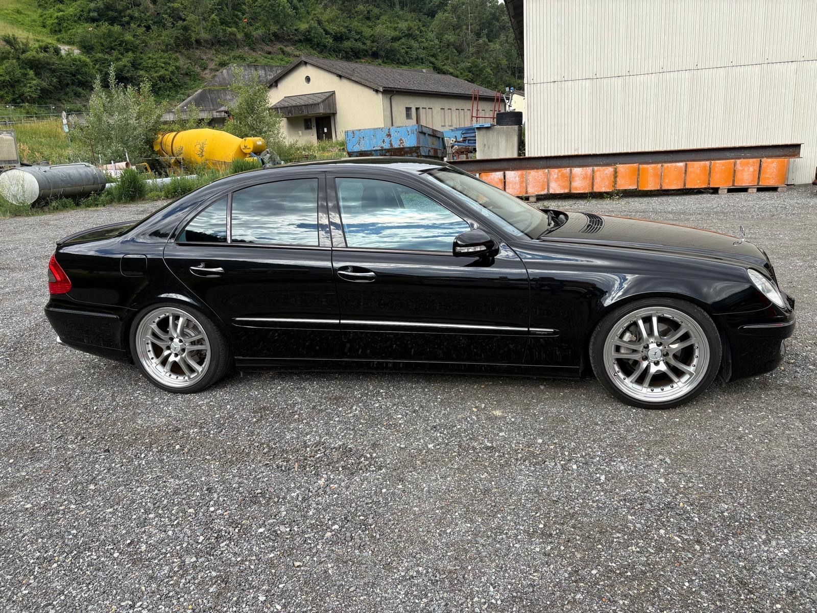 Mercedes-Benz Automobili: Schwarzer Mercedes-Benz E 280 – Usato da Visp venduto da mbb_xs75 1