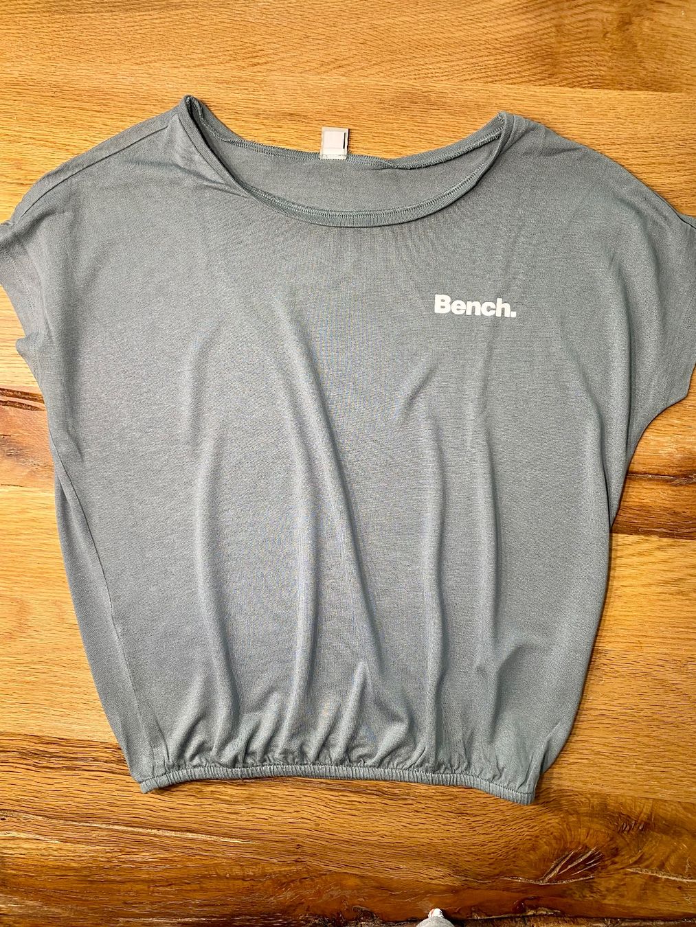 Blouses, T-shirts & Tops: Cooles T-Shirt von BENCH Grösse 140/146 – D'occasion à Fehraltorf par Marlene4