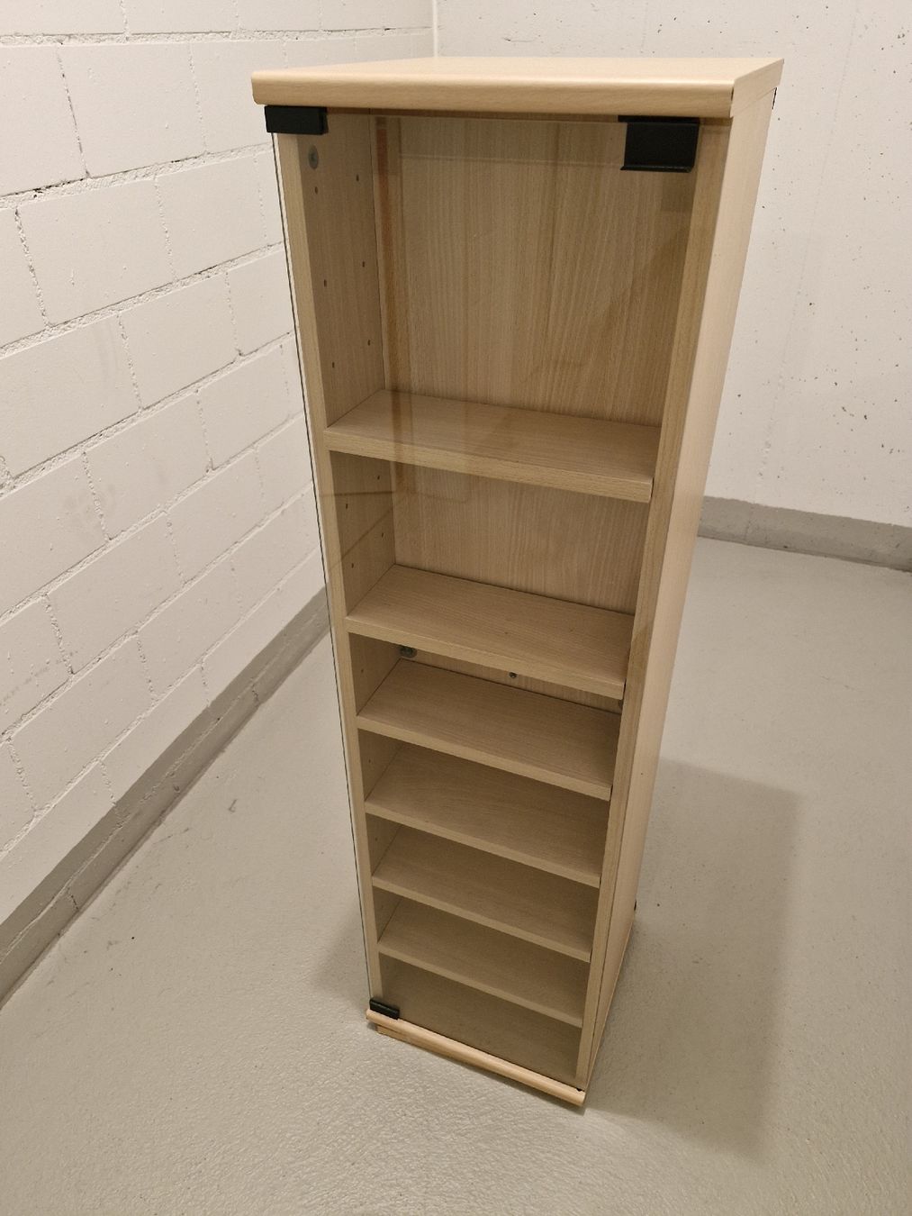Armadi: CD & DVD & Kassettenmöbel mit 2 Glastüren, helles Holz, Top – Usato da Frauenfeld venduto da Kasico