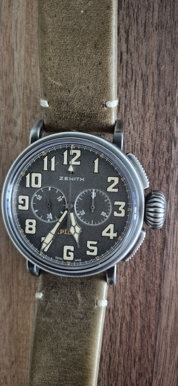 Zenith Uhren: Zenith Heritage Pilot Typ 20 ton-up 45mm Chronograph – Neu (gemäss Beschreibung) aus Dornach von Signs0