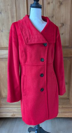 Roter Wintermantel