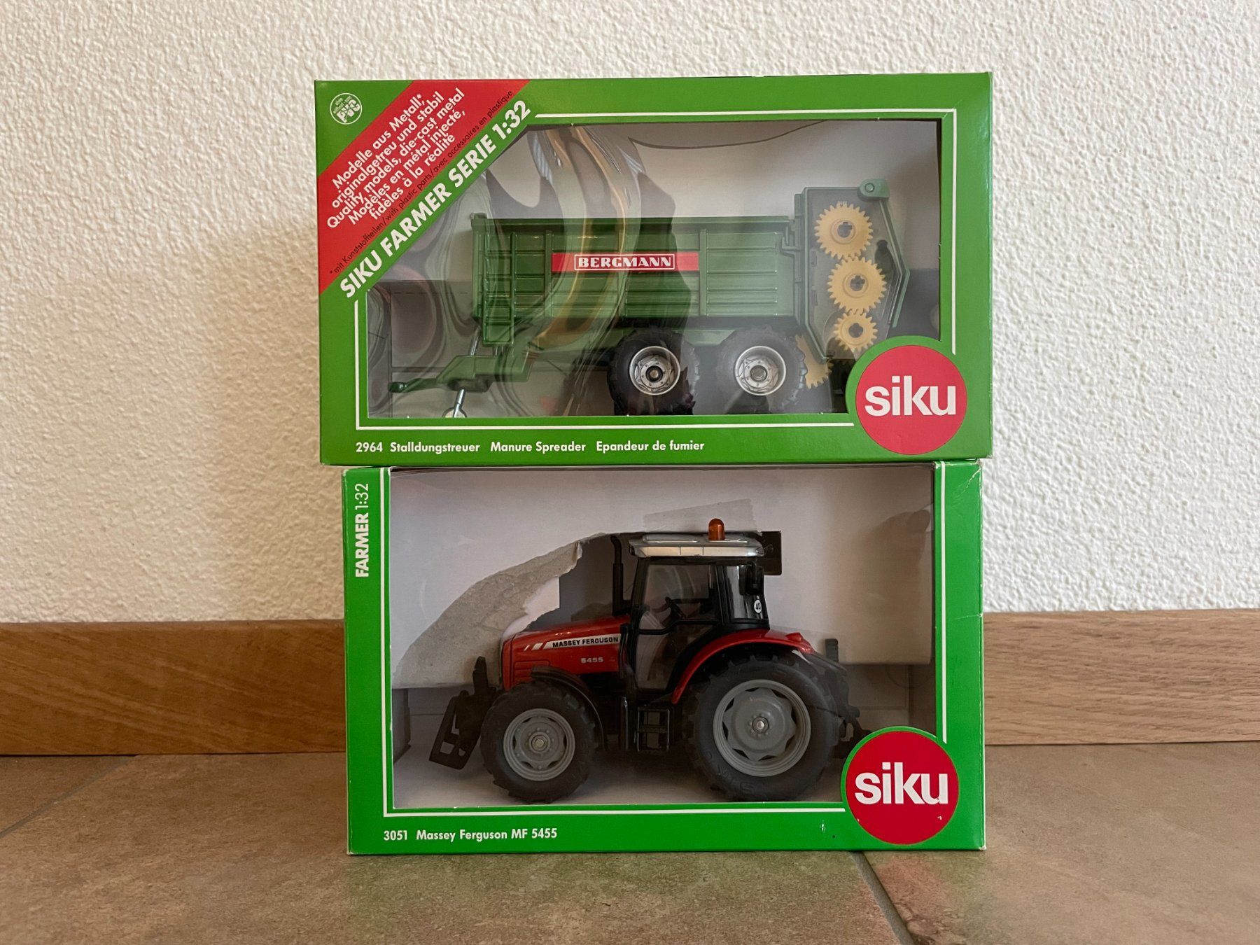 Massey Ferguson Trattori: SIKU Massey Ferguson 5455 mit Bergmann – Nuovo e nell'imballaggio originale da Kreuzlingen venduto da Stefan1150 5