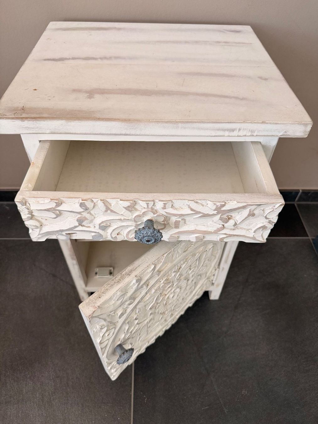 Tables de nuit: Kommode / Nachttisch aus Massivholz – D'occasion à Wittenbach par werbietetammeisten 4