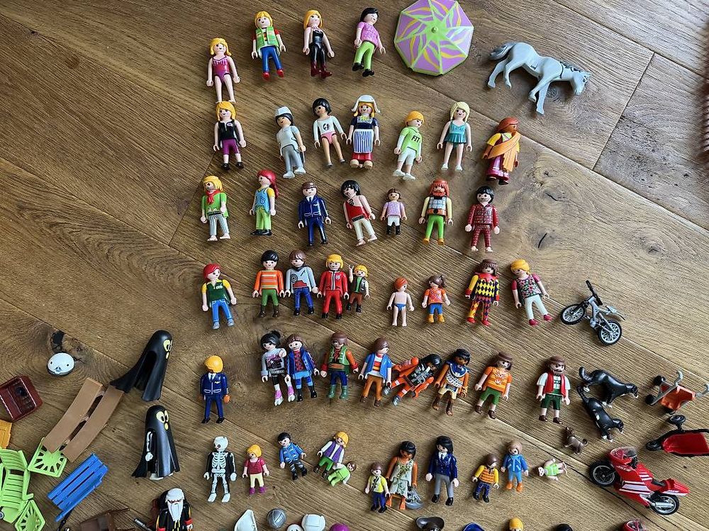 Playmobil Jouets: Lot de 60 figurines Playmobil avec accessoires – D'occasion à Nyon par Edelweiss_88 1