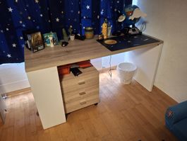 Schreibtisch mit Schubladenstock
