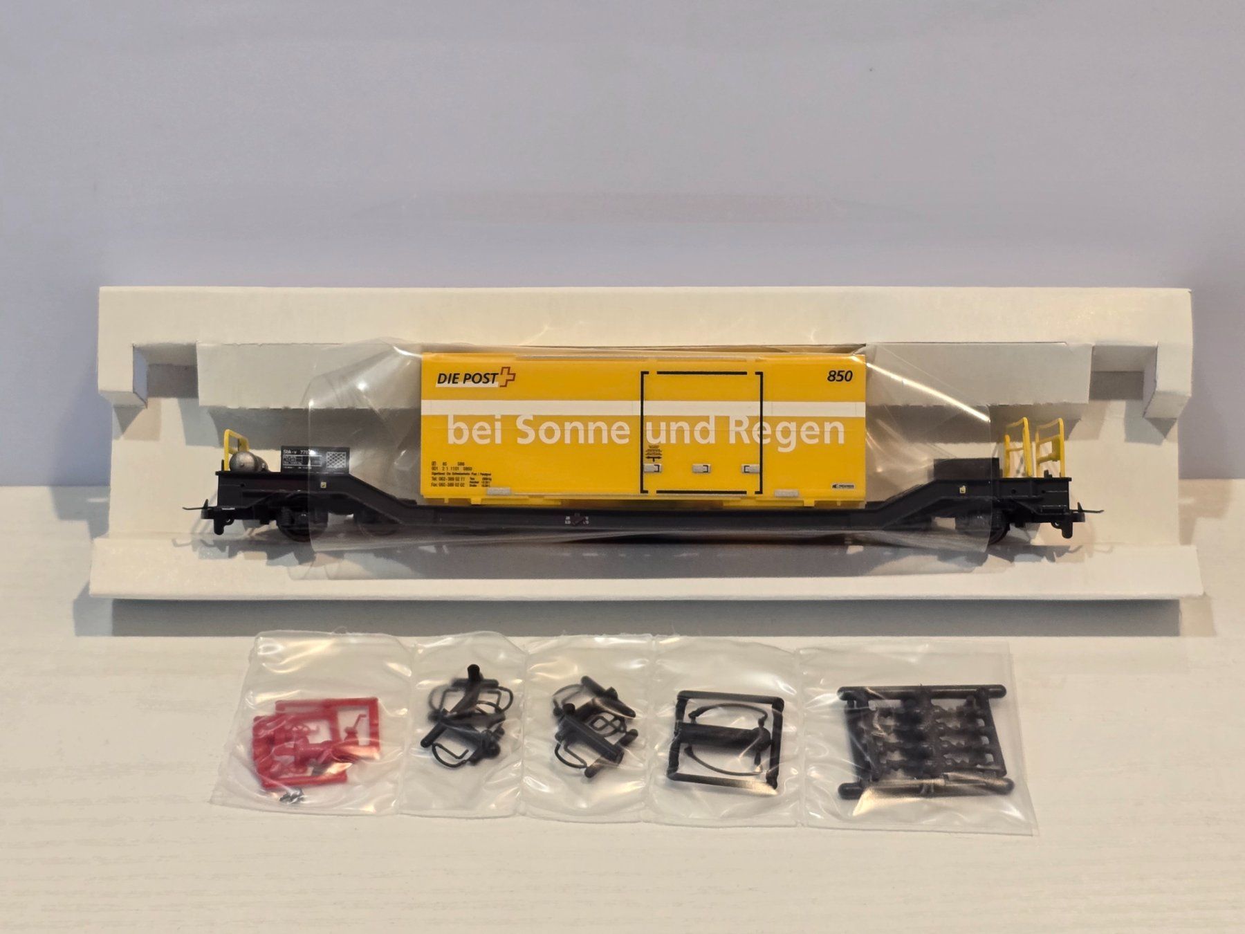 Bemo Modellini di ferrovie: Bemo 2289103, RhB, Sbk-v, 7703, Postcontainer, 850, NEU – Nuovo e nell'imballaggio originale da Kloten venduto da Nicola2 1