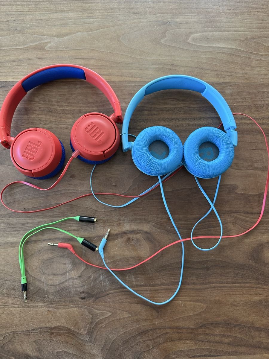 JBL Cuffie: JBL Kopfhörer Kinder rot und blau 2Stk – Usato da Winterthur venduto da Nic.Pr 1