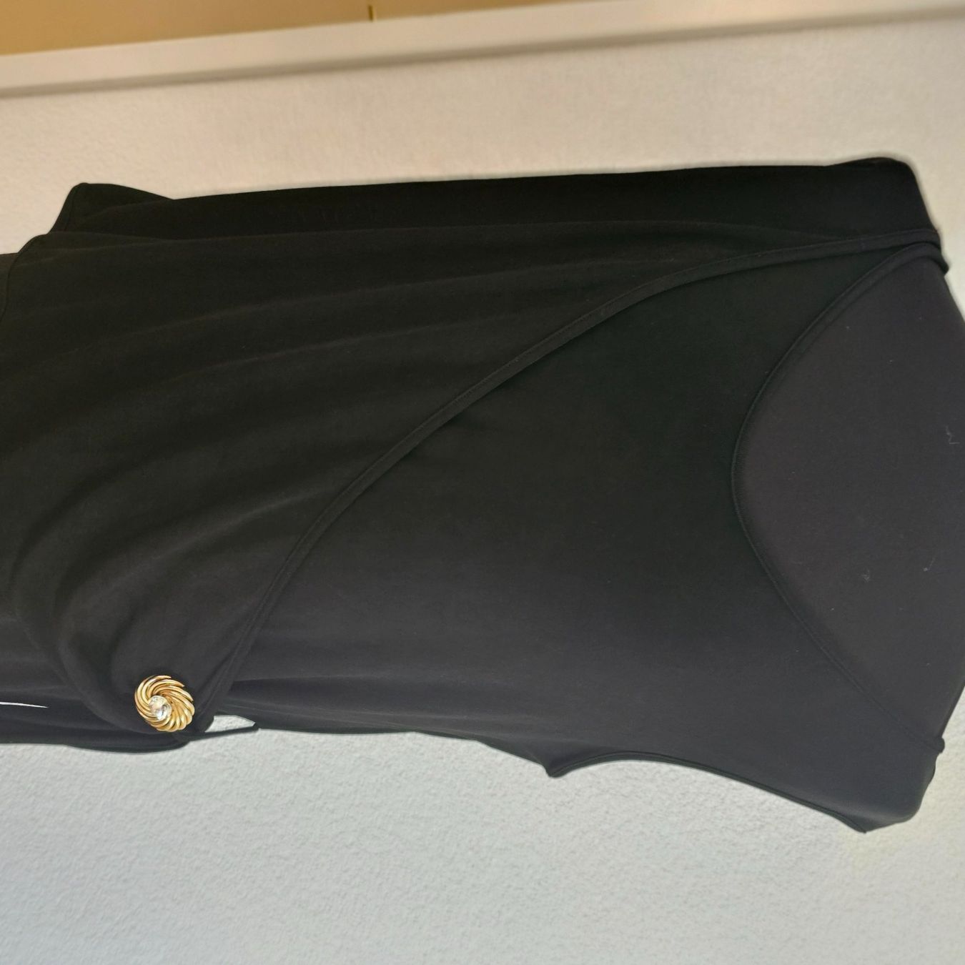 Kleider: Kleid schwarz Grösse 46mit Schmuckkn opf – Neu (gemäss Beschreibung) aus wolfhalden von 46464646 1